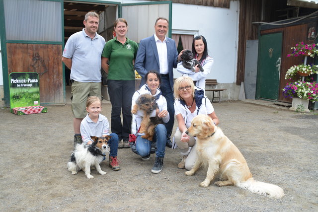 Nina Stern und Heidi Tuider organisierten am Reiterhof Csikos das Sommeropening der dogangels. Auch LR Helmut Bieler schaute vorbei