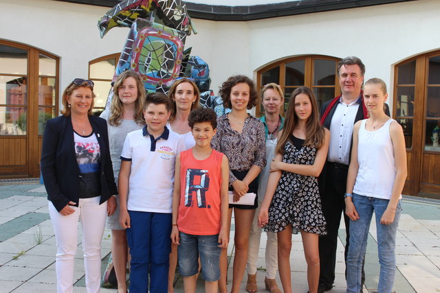 Die Preisträger des 10. Young Poets Festivals mit Bildungsstadträtin DI Dr. Maria-Theresia Eder (li.), Stadtrat Dr. Stefan Mann (re.) sowie den Autorinnen Patricia Brooks (4.v.l.) und Karin Ivancsics (4.v.r.) | Foto: Heindl