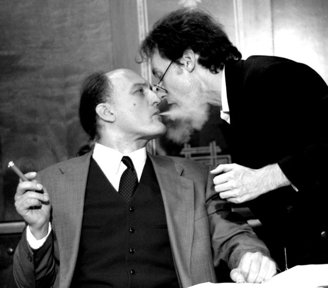 Das Programm "Tobak & Mokka" setzt sich humoristisch mit dem Rauchen im Kaffeehaus auseinander. | Foto: Tinte & Kaffee