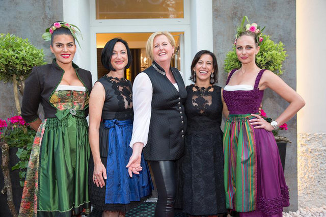 Ulli Seebacher mit Moderatorin Ute Pichler, FiW-Landesvorsitzende Sylvia Gstättner und ihren beiden Aushängeschildern Elli Makoru und Sandra Oswald.