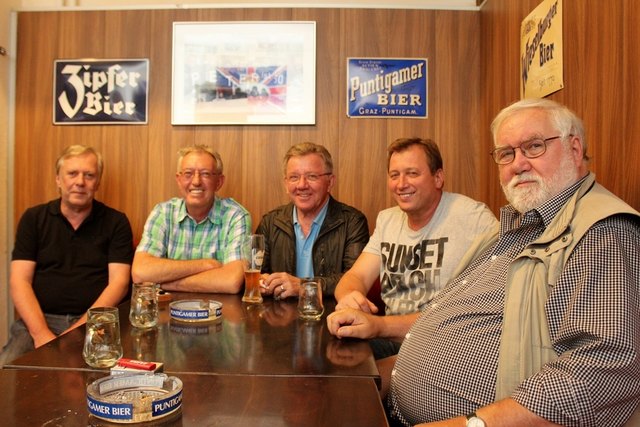 Die Herren von der Donnerstags-Kartenrunde: "Der Luis ist eine Weizer Institution. Mache von uns sind seit 1962 Stammgäste des Hauses. Wir haben hier die ersten Softeis gegessen und die ersten Zigaretten geraucht. Ein Hoch auf die Seniors und die Juniors!"