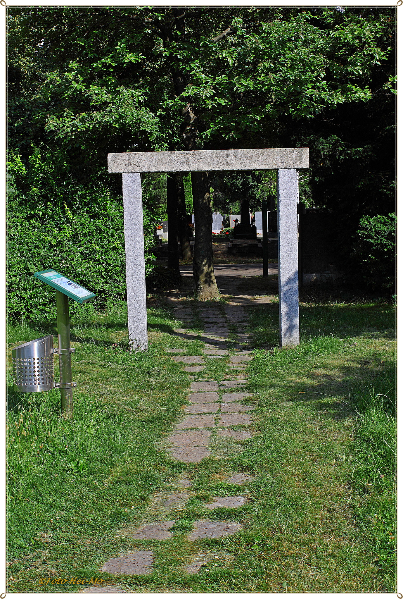 Meditativer Spaziergang im Garten der Ruhe und Kraft Simmering