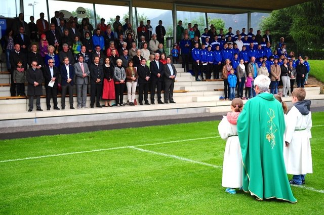 Die Anlage wurde bei einem feierlichen Gottesdienst im Fußballstadion gesegnet.