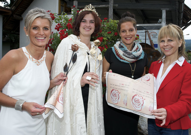 Mit der Rosenserviette: Brigitte Stefaner, Rosenkönigin Lisa Doujak, Künstlerin Sara Wiegele und Bgm. Sonya Feinig