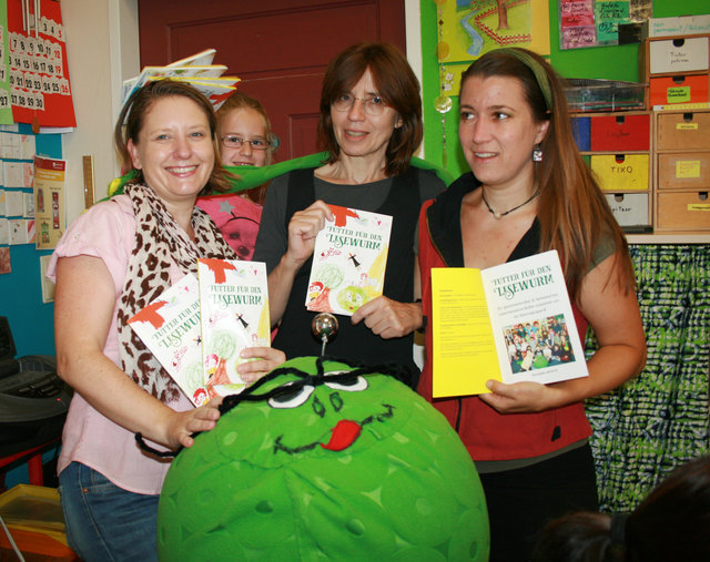 Christina Pritz mit Verena Corazza (Leiterstellvertreterin) und Andrea Amon
