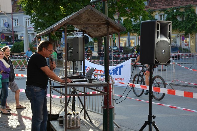 Energielauf-Organisator Gerald Schlemmer moderierte am Hauptplatz.
