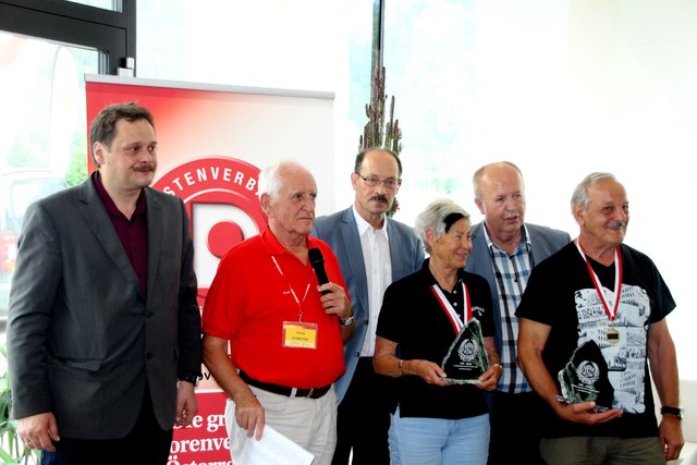 Sieger der Einzelwertung bei der PVÖ Landeskegelmeisterschaft. v.l. Bezirksobmann Karl Steiner, Landessportreferent Alois Kometer, Ehrengast Gemeinderat Siegfried Schatz, Siegerin Trude Bürgler, Landesvorsitzender Herbert Striegl, Sieger Johann Plattner