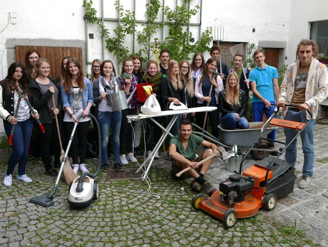 Die Schüler der 7AB und 7BB packen bei der Aktion "Hilfe ausBORGen" wieder ordentlich an.