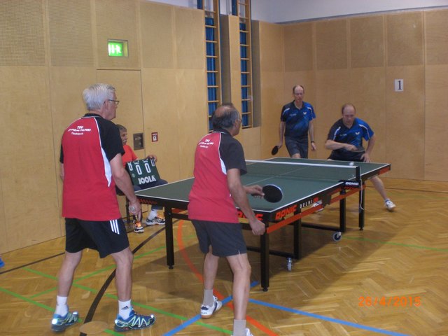 Rudi Ralling und Albert Noronah in rot vom TSV AustriAlpin Fulpmes gegen Werner Enk u.Hans-Peter Swoboda TTC Telfs .Schiedsrichter Heinrich  Dorner vom Spg UTV Hall.Alle spielten in der Einsteigerklasse.