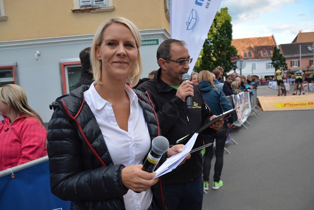 Antenne-Moderatorin Simone Wallis und Peter Baumegger sorgten in der Bismarckgasse für Stimmung.