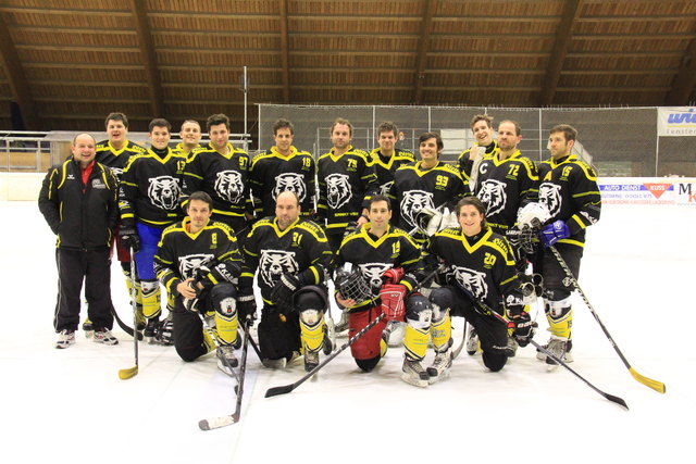 Das Team des EHC St. Veit geht geschlossen und mit einem neuen Trainer in die Saison 2015/16 | Foto: EHC St. Veit