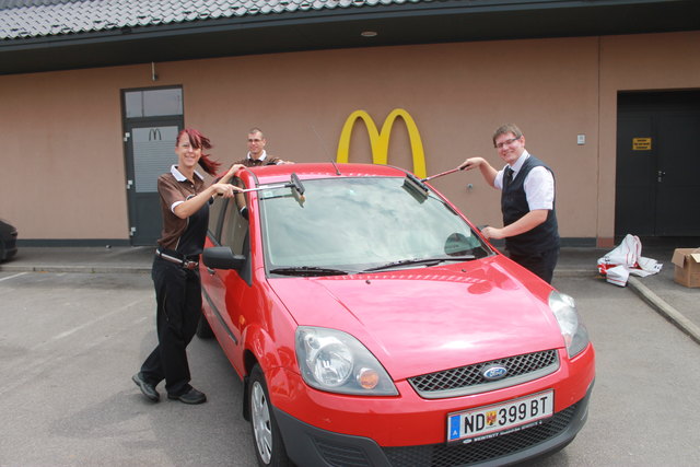 Die McDonalds Crew und Helfer vom UTTC Halbturn werden am Freitag Autoscheiben putzen.