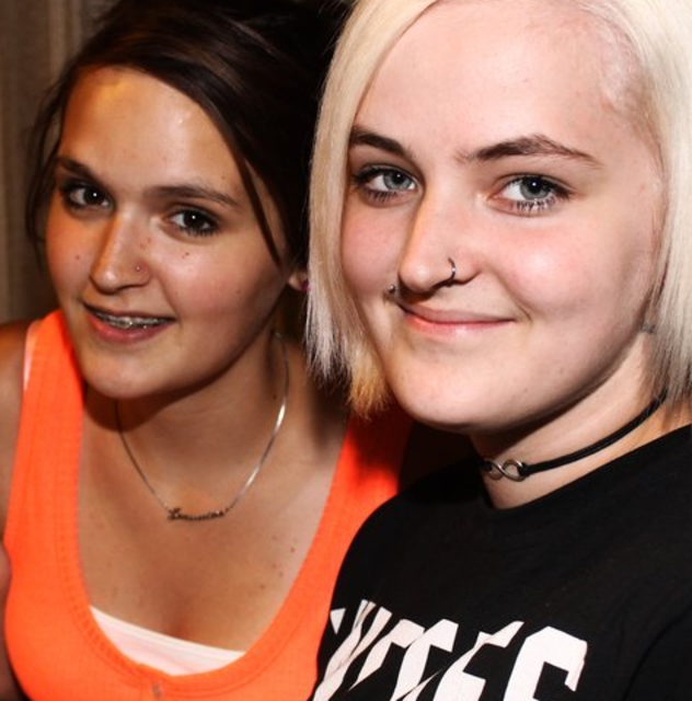 Janin 17 (li) und Niki, 18: "Hier sitzt man lustig zusammen, man kann reden, weil die Musik nicht zu laut ist. Es ist richtig heimelig da. So etwas ist nirgendwo sonst zu finden. Luis, Hannes und Jana, wir wünschen Euch alles Gute zum Jubiläum!"