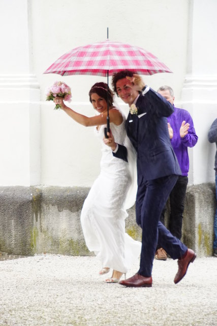 Besiegelten ihre Liebe mit dem "Ja-Wort"! Laura und Julian BAUMGARTLINGER. Auch das schlechte Wetter konnte die Freude nicht trüben. | Foto: Ursula ERLACHER