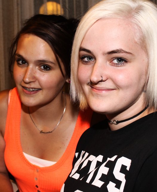 Janin 17 (li) und Niki, 18: "Hier sitzt man lustig zusammen, man kann reden, weil die Musik nicht zu laut ist. Es ist richtig heimelig da. So etwas ist nirgendwo sonst zu finden. Luis, Hannes und Jana, wir wünschen Euch alles Gute zum Jubiläum!" | Foto: Samira Frauwallner