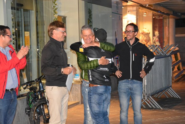 Organisator Peter Schellnegger herzt den Sieger Daniel Federspiel.