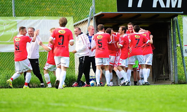 Auch dieses Archivbild beweist es: Der FC Sellraintal hält in jeder Situation fest zusammen!