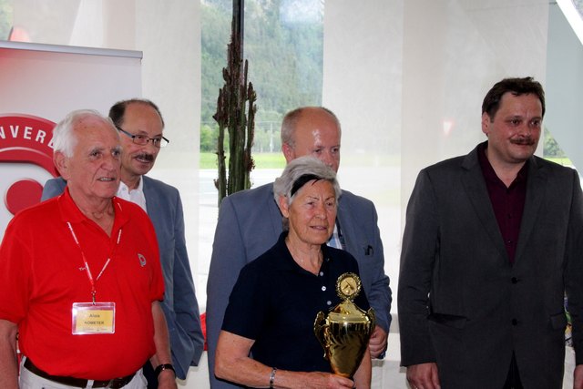 Der Wanderpokal geht für den Gesamtsieg an den Bezirk Schwaz.