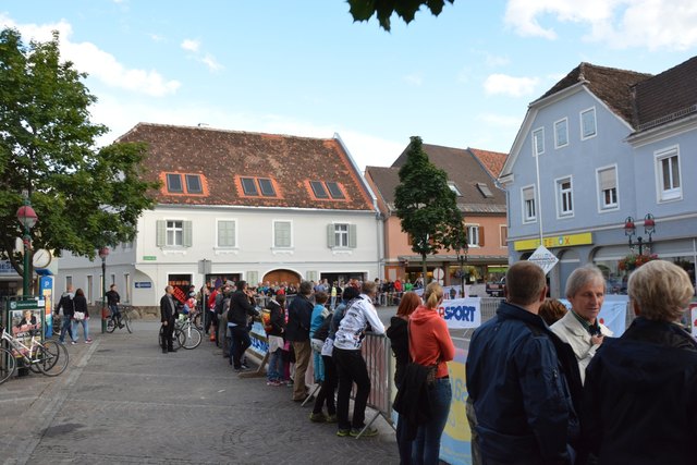Zahlreiche Weizer verfolgten das Rennen mit großem Interesse. Der Rundkurs: Von der Bismarckgasse über die Dr.-Karl-Renner-Gasse zum Hauptplatz und über Rathausgasse und Südtirolerplatz wieder zurück.