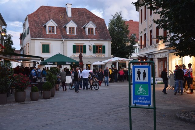 Nach 21 Uhr am Abend wurden die letzten Vorkehrungen für die Siegerehrung getroffen.
