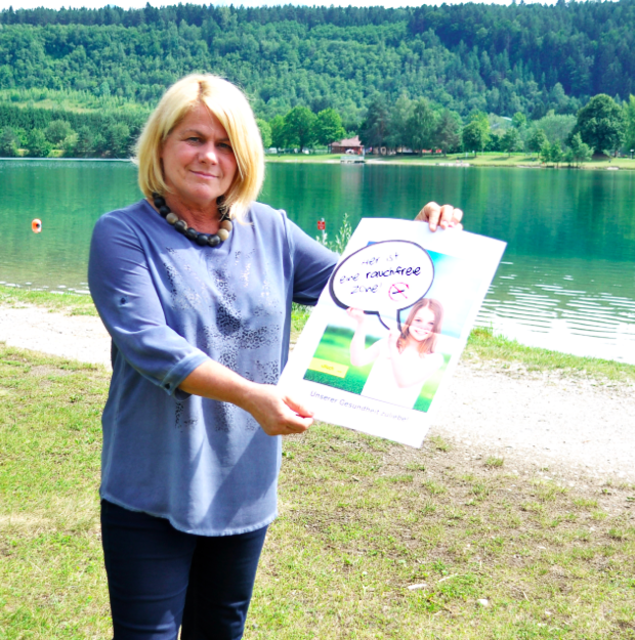 Tschick aus! Vizebürgermeisterin Gerda Sandriesser mit einem der Plakate, die in diesen Tagen rund um die Nichtraucherzone angebracht werden | Foto: Steinacher
