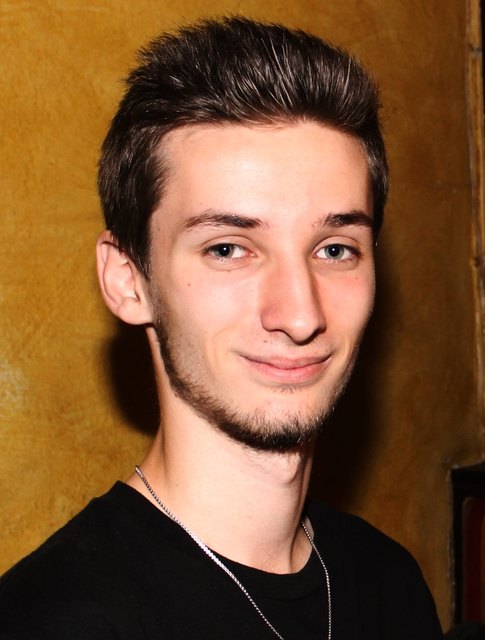 Peter, 19 Jahre: "Ich bin seit vier Jahren immer hier. Die Musik beim Luis ist etwas Besonderes. Die Getränke hier sind Kult. Sowas gibt's nur einmal. Hoffentlich auch in Zukunft!" | Foto: Samira Frauwallner