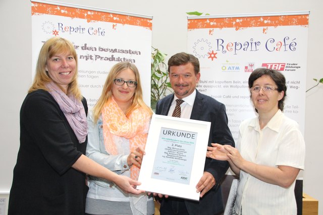 Stolz auf die Auszeichnung: v. l. ATM-Chef Dr. Alfred Egger, ATM-Projektleiterin Mag. Annemarie Morbach, TBF-Geschäftsführerin Margarete Ringler und Mag. Michaela Brötz (TBF-Tiroler Bildungsforum) | Foto: ATM