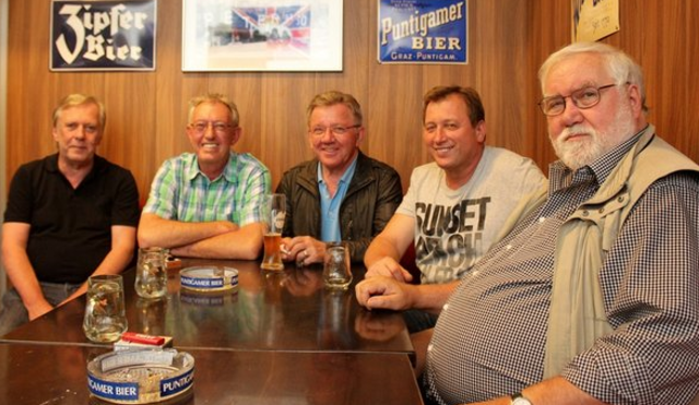 Die Herren von der Donnerstags-Kartenrunde: "Der Luis ist eine Weizer Institution. Mache von uns sind seit 1962 Stammgäste des Hauses. Wir haben hier die ersten Softeis gegessen und die ersten Zigaretten geraucht. Ein Hoch auf die Seniors und die Juniors!" | Foto: Andreas P. Tauser
