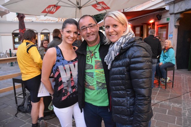 Manuela Hofer vom Weberhaus Café zusammen mit dem Moderatorenduo Simone Wallis und Peter Baumegger.