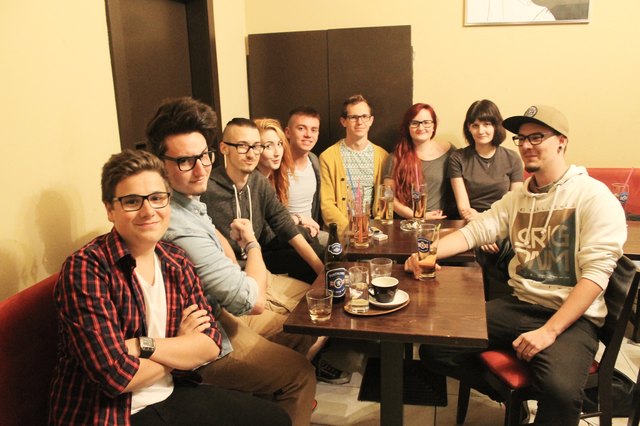 Feiernde Gruppen, wie man sie beim Luis häufig antrifft. Über mehrere Tische hinweg wird geplaudert, angestoßen und über Aktuelles gesprochen.