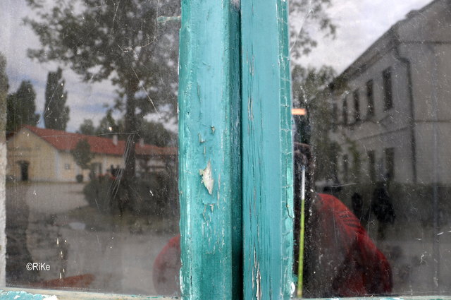 Spiegelung im alten Fenster