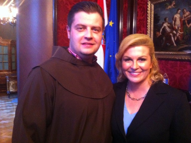 Pfarrer Kristijan Montina mit der kroatischen Präsidentin Kolinda Grabar-Kitarović. | Foto: Montina