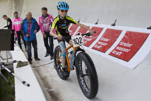 Blickfang im Eiskanal: Junges Radtalent auf einem "Fat-Bike" | Foto: Paul Weber