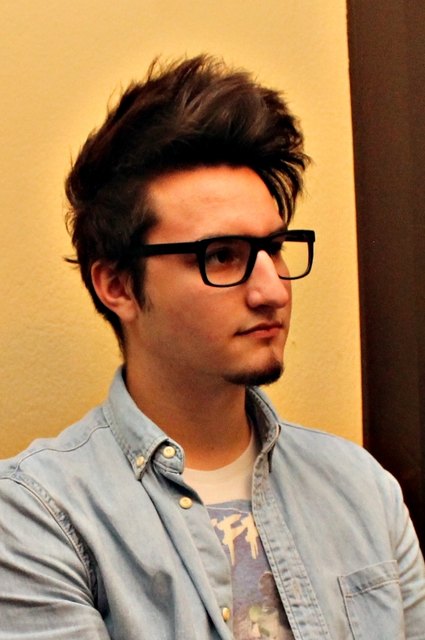 Max, 19 Jahre: "Ich habe beim Luis mit Eistee und Mon Chérie erfolgreich aus einer unangenehmen Situation mit einem Mädchen gerettet. Ich bin seit vier, fünf Jahren in meinem Stammlokal. Freitagabend geht man zum Luis, das gehört sich einfach so! Ich gratuliere der Familie Loder zu 40 Jahren Cafehaus Luis!" | Foto: Samira Frauwallner