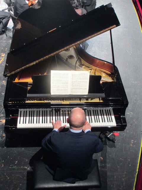 Ein Profi am Klavier, perfekte Klassik von Josef Ernst Köpplinger.