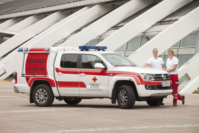 Notfallsanitäter Kurt Grünsteidl, Notärztin Dr. Regina Resch und das Notarzteinsatzfahrzeug des Roten Kreuzes in Linz