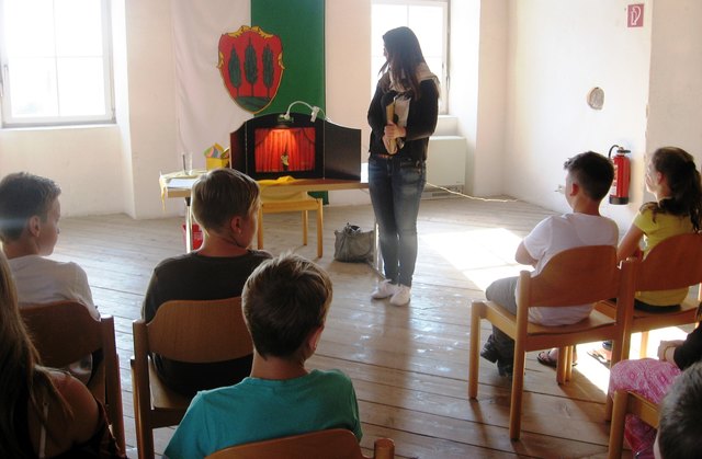 Linda Ranegger mit dem Kamishibai