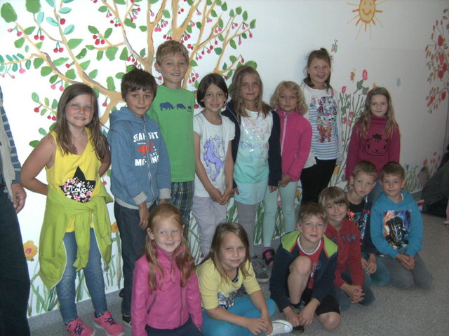 Die Kinder der Volksschule Breitenbrunn malten ein 15 Meter langes Bild für die Wohnanlage "Betreubares Wohnen". | Foto: Janisch
