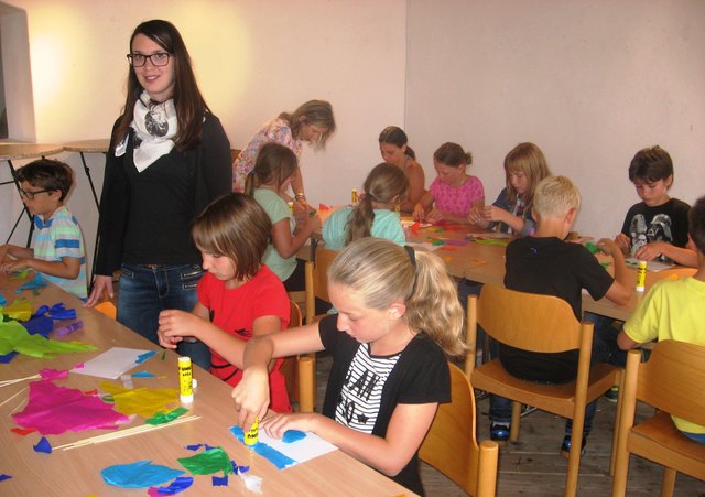 Eifriges Arbeiten - Klasse mit Frau Waclik und Linda Ranegger