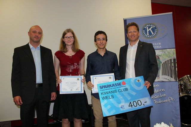 Der Kiwanis-Club Wels mit Präsident Wolfgang Nöstlinger (re.) und Vize Martin Schneider (li.) zeichneten die fünf besten Diplomarbeiten der HTL Wels mit dem „Prix Talentis“ aus.