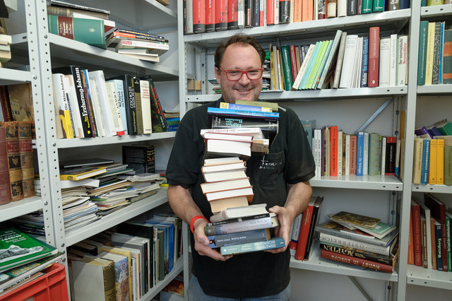 Betriebsratsvorsitzender Bernhard Samitsch inmitten der Bücher | Foto: niversalmuseum Joanneum/ N. Lackner