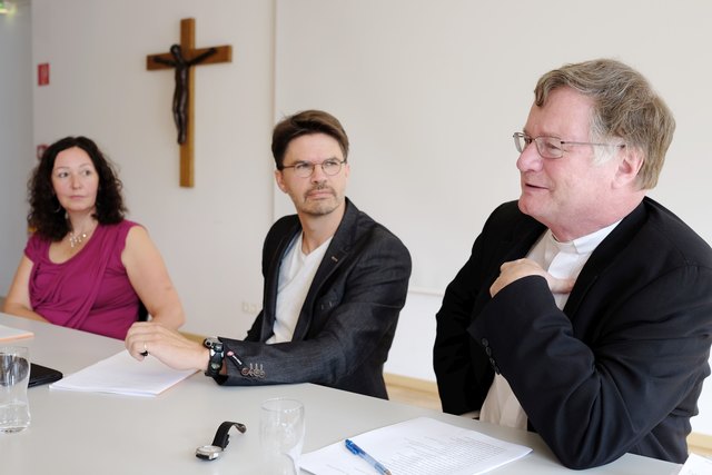 Manuela Schweigkofler, Univ.-Prof. Wilhelm Guggenberger und Bischof Manfred Scheuer diskutierten die Öko-Enzyklika. | Foto: Diözese Innsbruck/Hölbling