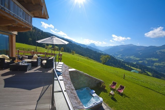 Die Sonnenterrassen bieten Top-Ausblicke auf die Brixentaler Bergwelt. | Foto: Maierl-Alm