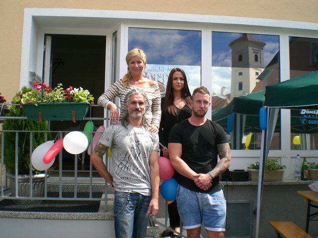 Robert Döme, Miklos Csanaki, Hajni Döme und Mirtill Dallos vor dem neuen Geschäftslokal in der Manliusgasse 1 in Güssing