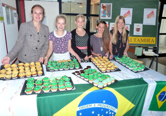 Lize Grimbeek, Amélie Grimbeek, Chiara Lichtenegger, Alina Hinterberger und Anja Sickinger mit dem verführerischen kulinarischen Angebot