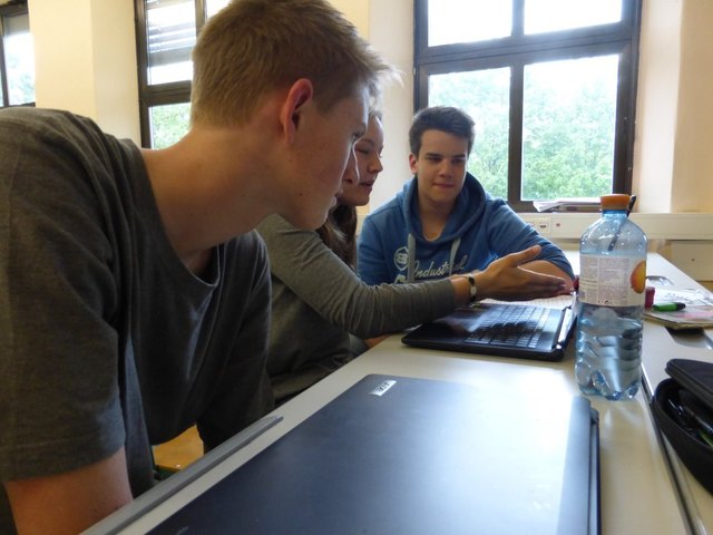 Teamwork wird ganz groß geschrieben: Simon und Benedikt arbeiten mit Lena an neuen Symbolen für die Online-Karte.