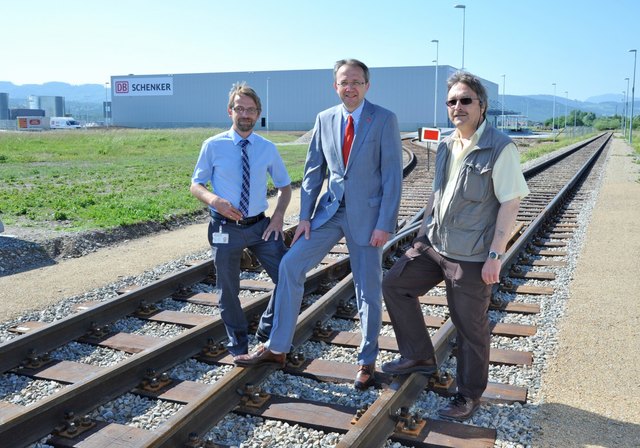 Die Weichen bei DB Schenker St. Pölten sind gestellt: Geschäftsstellenleiter Christian Rankl, Bürgermeister Mag. Matthias Stadler und der Leiter des Fachbereichs Bau im Magistrat DI Kurt Rameis am neuen Gleisanschluss des Logistikunternehmens. | Foto: Josef Vorlaufer