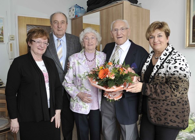 Landtagspräsidentin Marianne Klicka, SP-Bezirkrat Johann Aigner und Silvia Halwachs (r.) gratulieren dem Ehepaar Margarete und Karl Houf (Mitte). | Foto: BV 10