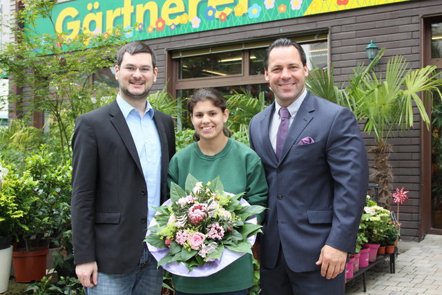 Stolz: Floristik-Lehrling Nicole Strobl mit Andreas Eisenbock (Wirtschaftsbund) und VP-Spitzenkanditat Patrick Osterbauer.