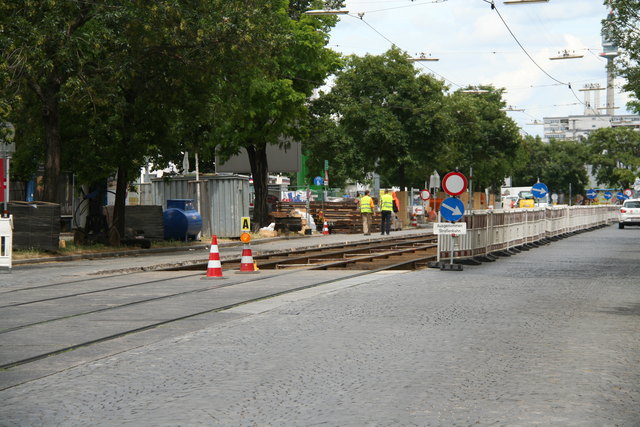 Eine Einbahn Richtung Nordbahnstraße ist die Taborstraße bis Anfang September 2015 wegen Gleisbauarbeiten.
